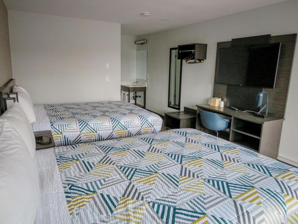 Queen Room with Two Queen Beds - Non-Smoking interior